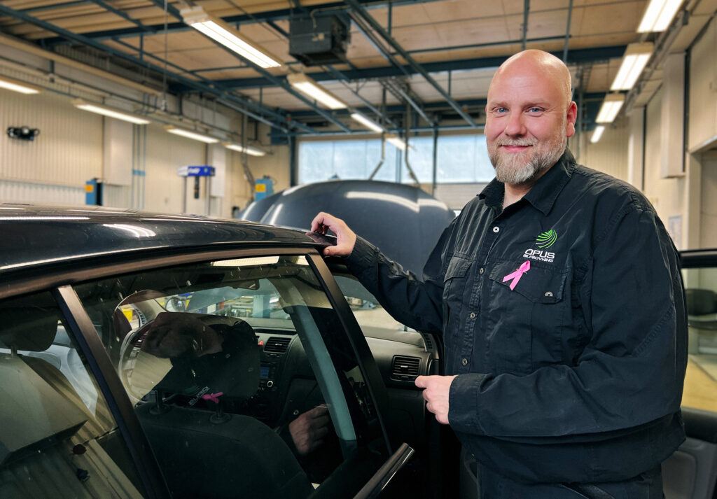 Opus Bilprovning stödjer Rosa bandet
