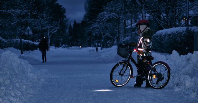 Vi på Opus bilprovning är mån om trafiksäkerheten och det är viktigt att bära reflexer när det är mörkt.