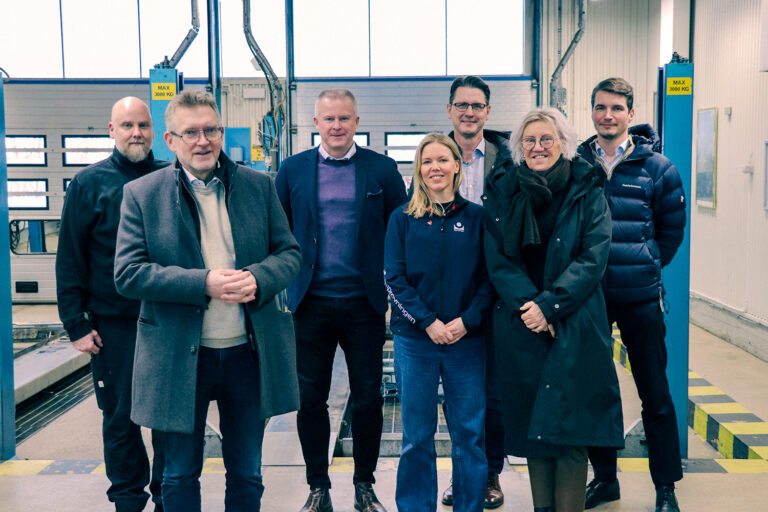 Opus Bilprovning tillsammans med FBB bjöd in de socialdemokratiska riksdagsledamöterna Isak From från Näringsutskottet och Carina Ödebrink från Trafikutskottet för att diskutera framtidens besiktning.