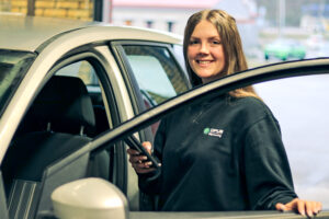 Kvinna Besiktningstekniker Opus Bilprovning