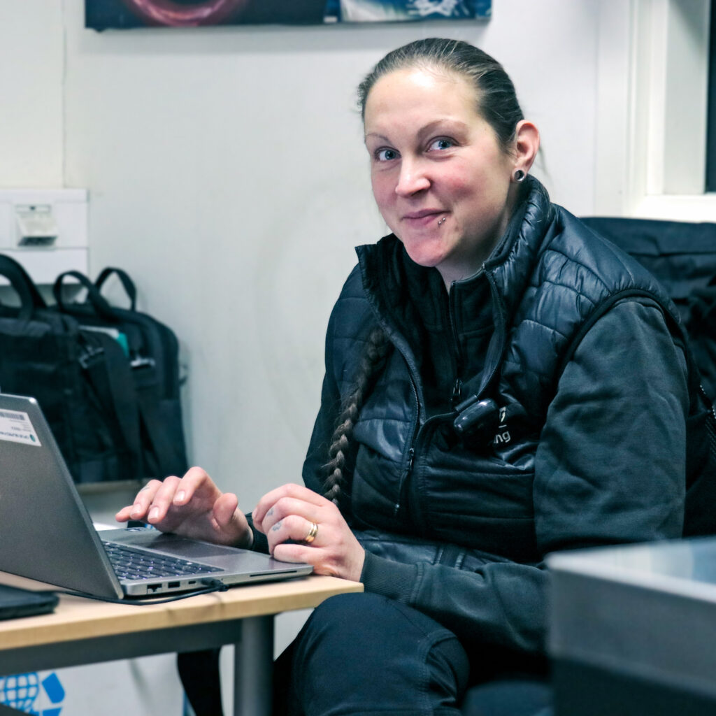Nina Engblom, stationschef på Opus Bilprovning Uppsala-Kungsgatan sitter vid sin laptop och jobbar.