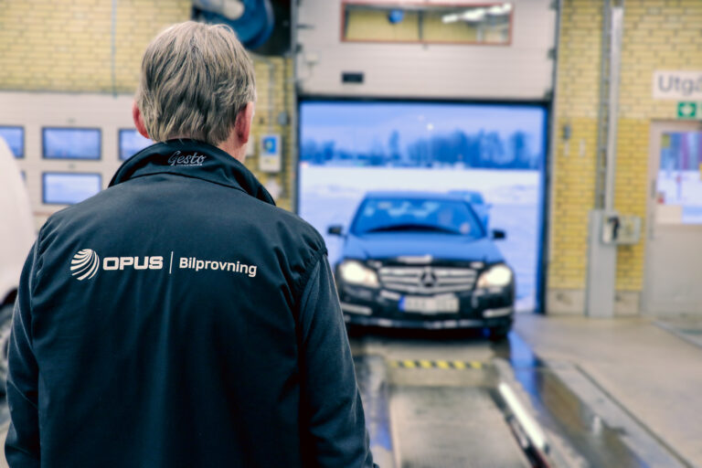 Personbil kör in på station för besiktning på Opus Bilprovning