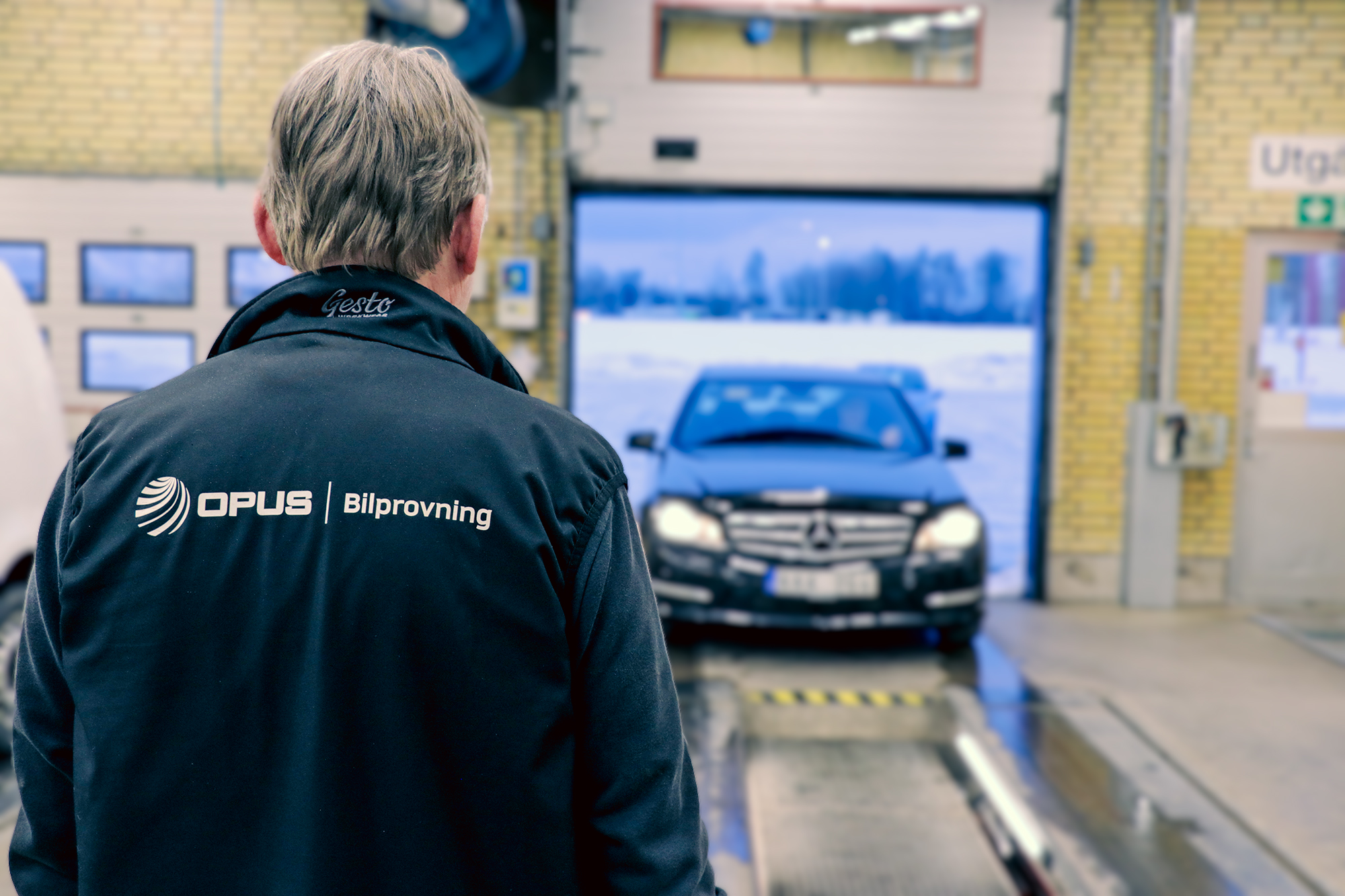 Personbil kör in på station för besiktning på Opus Bilprovning