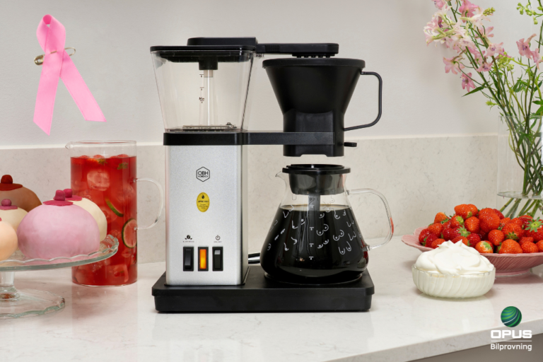 Vinn en kaffemaskin med rosa bandet-motiv hos Opus Bilprovning